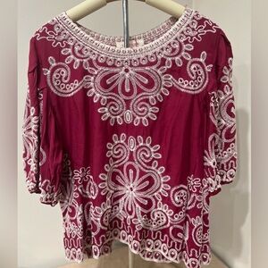 Solitaire light berry colored top with embroidery and slightly puffed sleeve